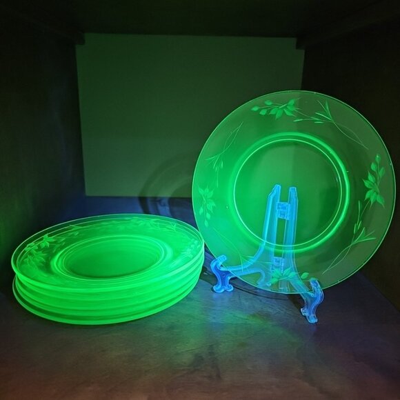 Uranium Glass Plates 6pcs 7.5in Etched Flowers Depression Glass. Geiger Tested. - Picture 1 of 10